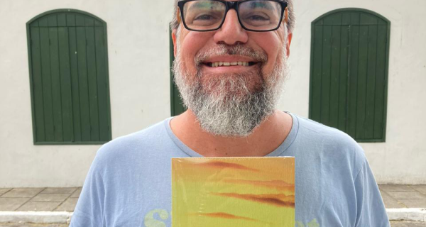 Igor Ravasco lança livro de poemas nesta terça-feira (15), em Arraial do Cabo