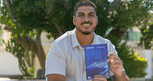 Rodrigo Cabral lança o livro de poemas "refinaria" nesta sexta (25), em Cabo Frio