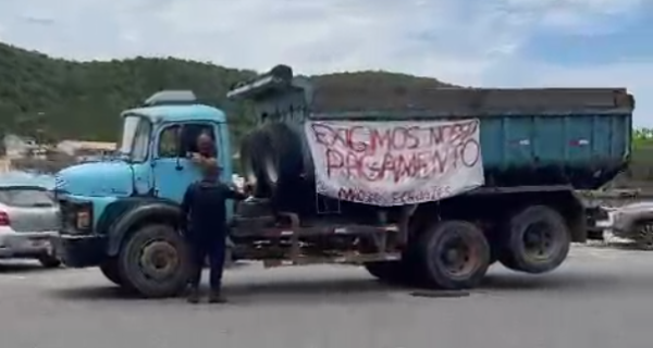 Motoristas fazem novo protesto por salários atrasados e escancaram crise financeira em Cabo Frio