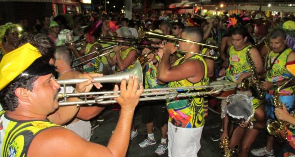 Em Cabo Frio, Bloco Parókia resgata a tradição natalina com batuque, Papai Noel e brinquedos