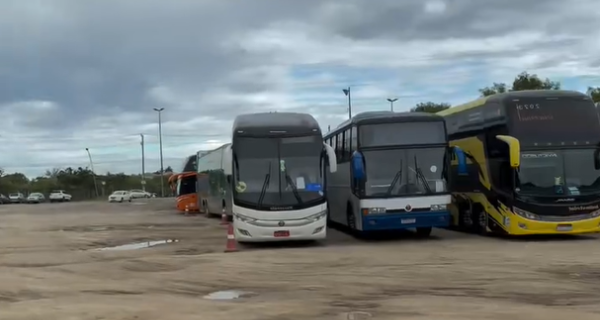 Aumento da taxa para ônibus de excursão causa baque nas hospedagens por temporada em Cabo Frio