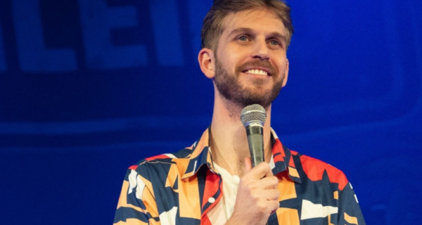 Espetáculos de comedia movimentam o Teatro de São Pedro da Aldeia neste mês de agosto
