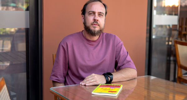 Victor P. Viana apresenta o livro 'O homem que vomitava sapos' no Espaço Cultural Sophia Editora