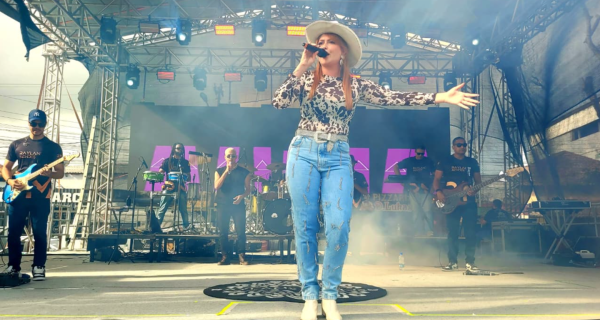 Cantora de Cabo Frio conquista público de Araruama e Paraty com show sertanejo