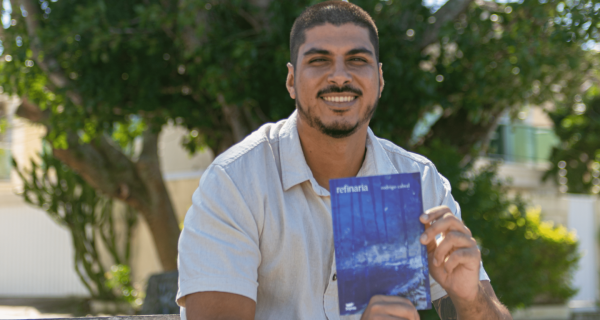 Rodrigo Cabral, autor de Refinaria, é semifinalista do Prêmio Jabuti 