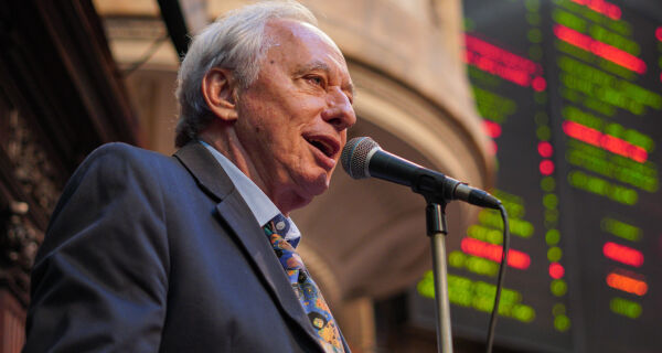 Minc aciona Alerj e exige punição para descarte de lixo na Fazenda Campos Novos