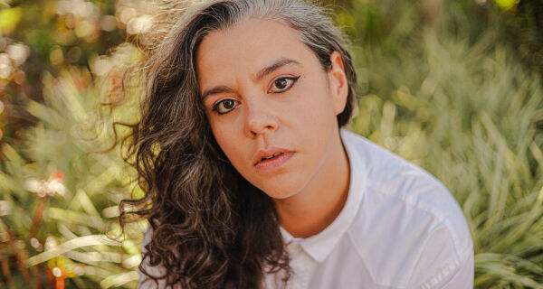 'Maresia corrói os dentes': Érica Magni lança na região livro que traz a poética de Monte Alto