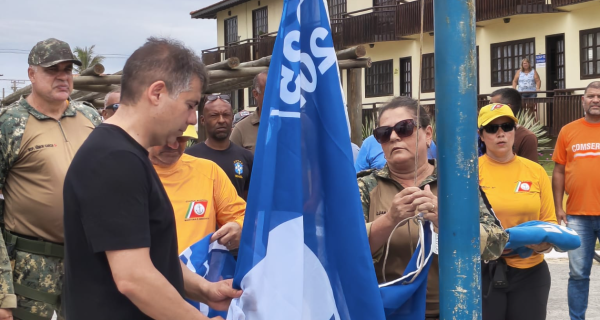 Prefeito de Cabo Frio garante ordenamento das praias durante hasteamento da Bandeira Azul no Peró