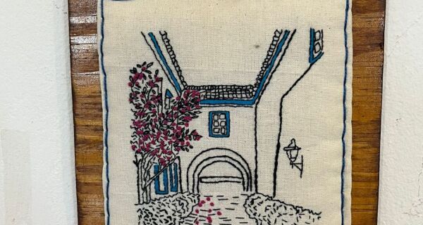 Mostra revisita memórias de Cabo Frio em bordados de mulheres do coletivo Trama dos Lagos