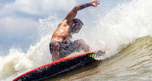 Após grave lesão, surfista de ondas gigantes se prepara em Cabo Frio para retorno aos campeonatos
