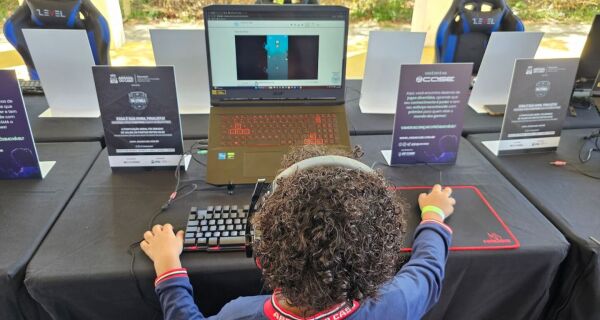 Estudantes de Arraial do Cabo participam de competição online de jogos educativos durante as férias