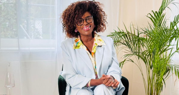 Cabo-friense se torna vereadora na Suécia e leva identidade negra à política europeia