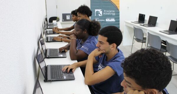 Projeto Albatroz inaugura sala de informática e firma parceria com Prefeitura de Cabo Frio 