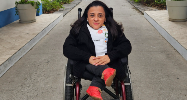 Novo livro de Thais Pessanha transforma vivências com deficiência em histórias de humor, afeto e ref