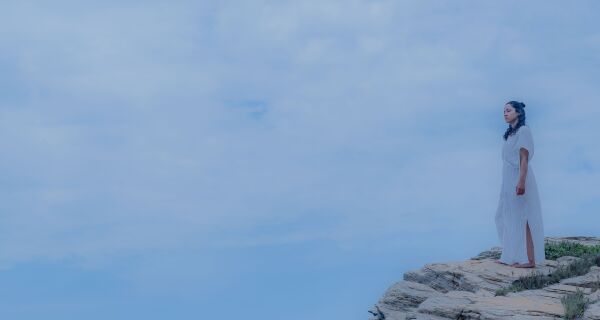 Cantora pøliva escolhe praia paradisíaca de Cabo Frio como cenário de clipe cinematográfico
