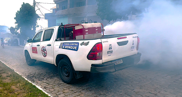 Arraial do Cabo intensifica combate à dengue com circulação do carro fumacê nos bairros