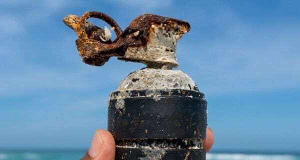 Voluntários encontram granada durante limpeza em praia de Arraial