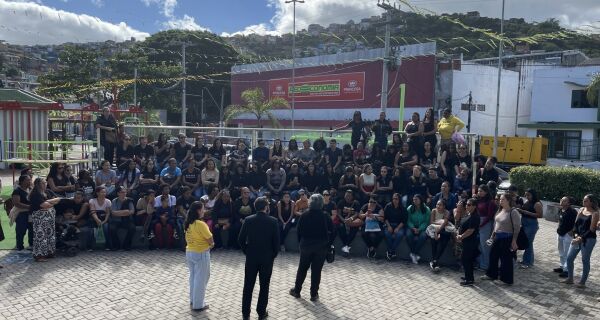 Servidores fazem vigília contra demissões na Educação de Arraial do Cabo