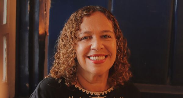 Luciane Quintanilha lança novo livro em Cabo Frio e recebe leitores em sessão de autógrafos
