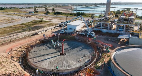 Prolagos avança em obra na ETE Praia do Siqueira em meio a críticas por poluição na orla