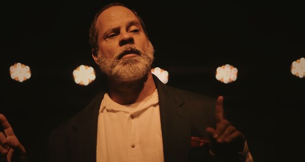 Guilherme Guaral reestreia monólogo "Eu Lírico" para celebrar 40 anos de carreira