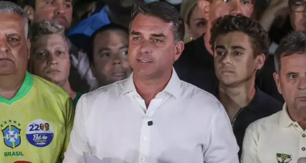 Em carta golpista, Flávio agradece Milei e Trump por apoio para fuga