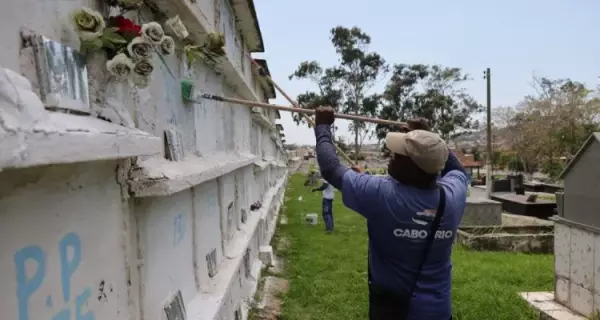 Cemitérios de Cabo Frio passam por limpeza e pintura antes de Finados