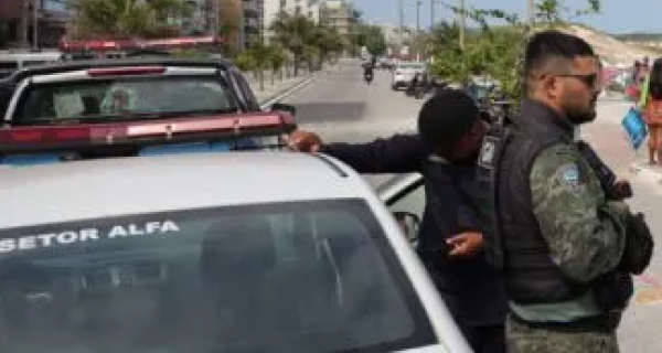 Operações no feriado levam sete à delegacia e tiram seis carrinhos da areia em Cabo Frio