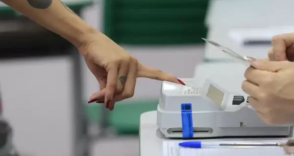 Ministros do TSE se reúnem a portas fechadas após decisão de Zanin