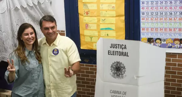 Ao votar no Rio de Janeiro, Flávio Bolsonaro diz que representa a mudança