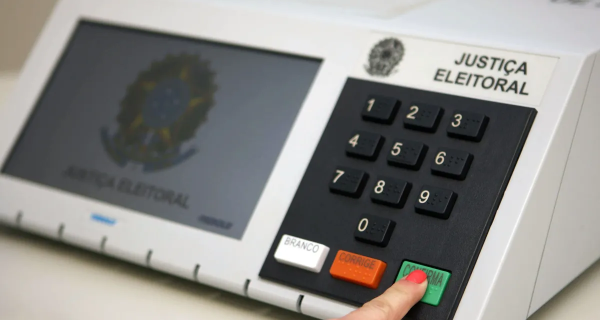 Polícia Federal investiga distribuição e uso de broches com câmera na eleição em Cabo Frio