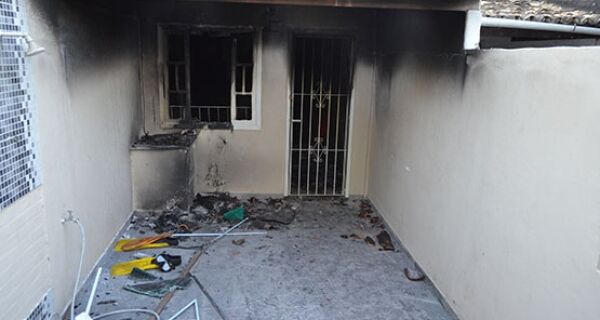 Mulher que queimou a casa e matou o marido em Cabo Frio é transferida para o Rio