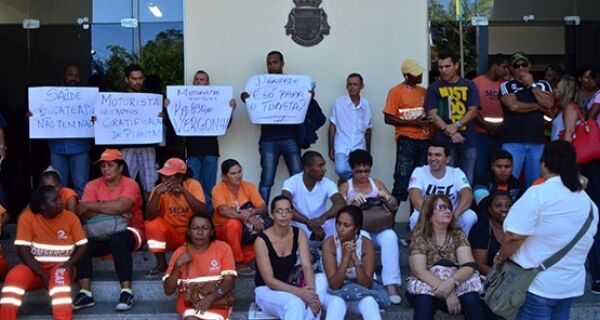 Servidores municipais cruzam braços em frente à Prefeitura de Cabo Frio