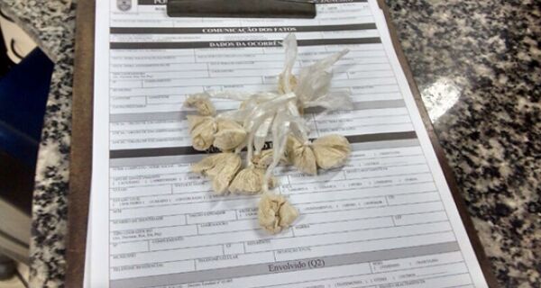 Polícia encontra 12 sacolés de cocaína dentro de pacote de biscoitos em Aquárius