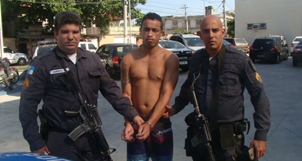 PM prende suspeito de liderar ponto de venda de drogas no Jardim Peró