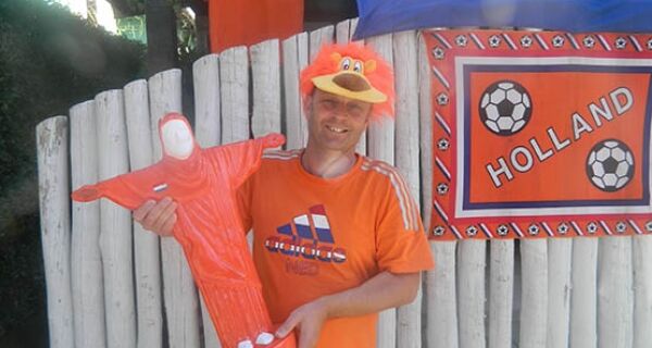 Em clima de Copa, empresário holandês monta 'QG laranja' em Cabo Frio