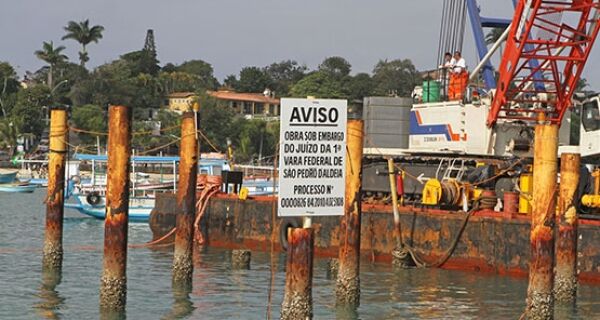 Prefeitura de Búzios e INEA retiram estacas irregulares da Praia da Armação
