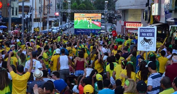 Torcida faz festa verde e amarela em Cabo Frio com vitória do Brasil sobre Colômbia