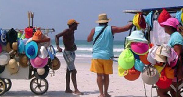 Prefeitura recadastra ambulantes que trabalham nas praias de Cabo Frio
