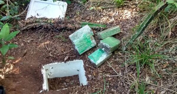 Policiais do GAT encontram cinco quilos de maconha prensada enterrada numa mata no bairro Jacaré, em Cabo Frio