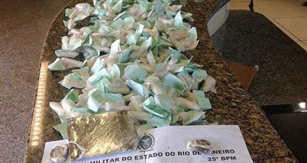 Polícia Militar encontra 900 cápsulas de cocaína na Vila Caranga, em Búzios