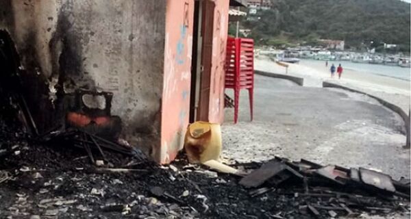 Incêndio em quiosque na Praia dos Anjos, em Arraial, deixa moradores indignados