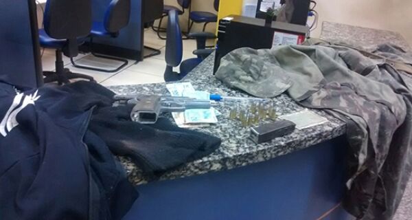 Policiais militares encontram pistola de nove milímetros com suspeito no Jacaré