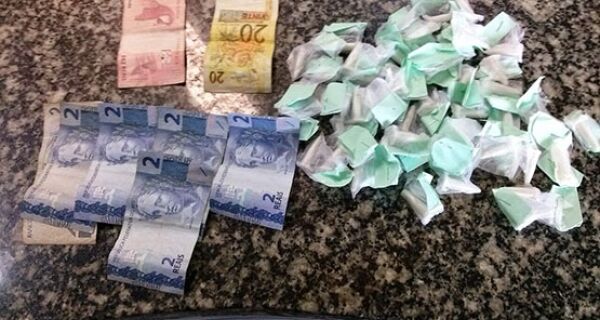 Homem é preso com 50 cápsulas de cocaína e R$ 42 no Porto do Carro, em Cabo Frio