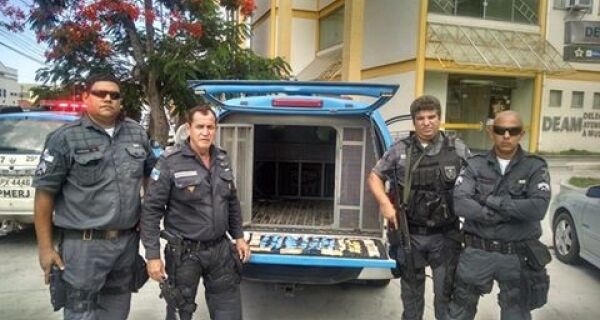 Polícia encontra drogas em vaso de plantas na Praia do Siqueira