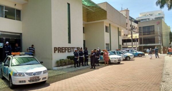 Depois da invasão, prédio da Prefeitura de Cabo Frio é protegido por Guardas