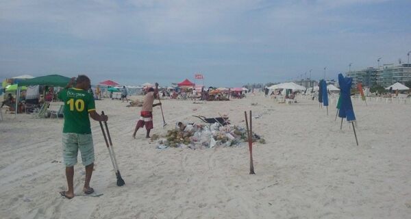 Sem coleta, barraqueiros da Praia do Forte recolhem lixo diariamente