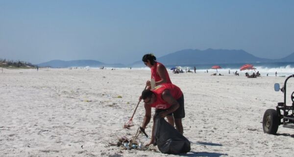 Mutirão de moradores limpa Praia de Figueira
