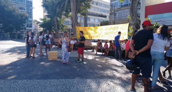 Professores e alunos da rede estadual protestam na Praça Porto Rocha