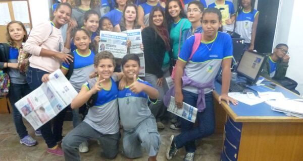 Alunos da Escola Municipal Miriam Alves visitam redação da Folha